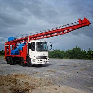 ปั้นจั่นตอกเสาเข็มแบบรถล้อยาง 12 ล้อ